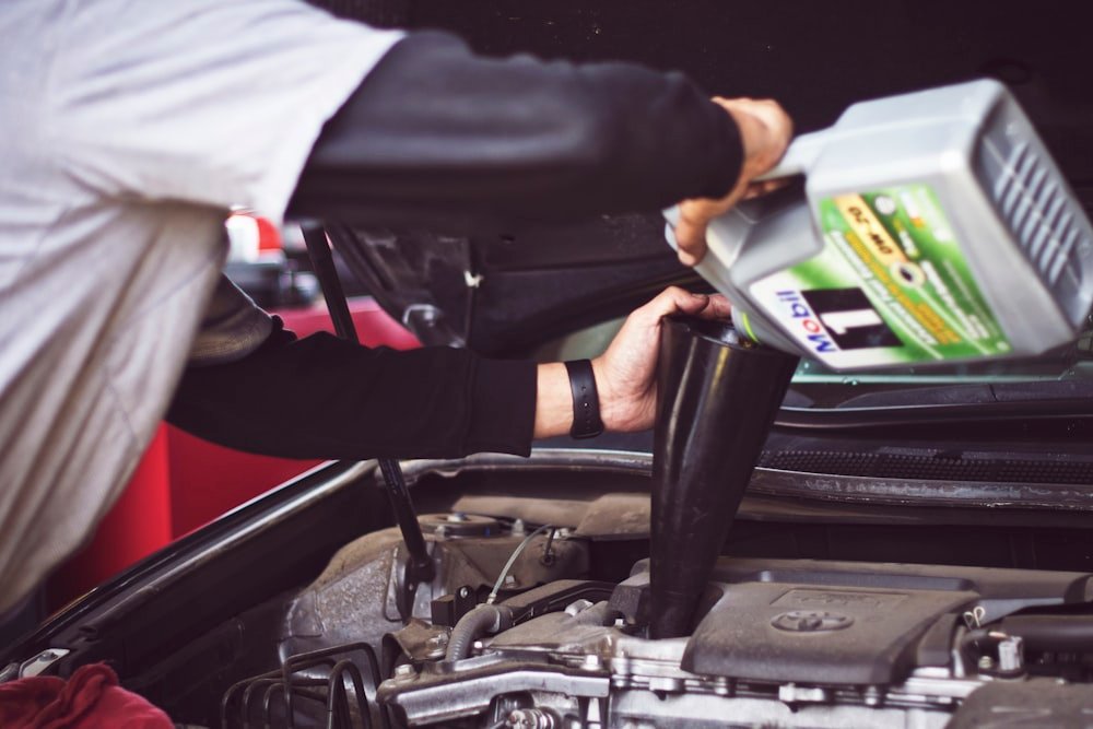 Mecânico da LV Mecânica realizando manutenção em motor